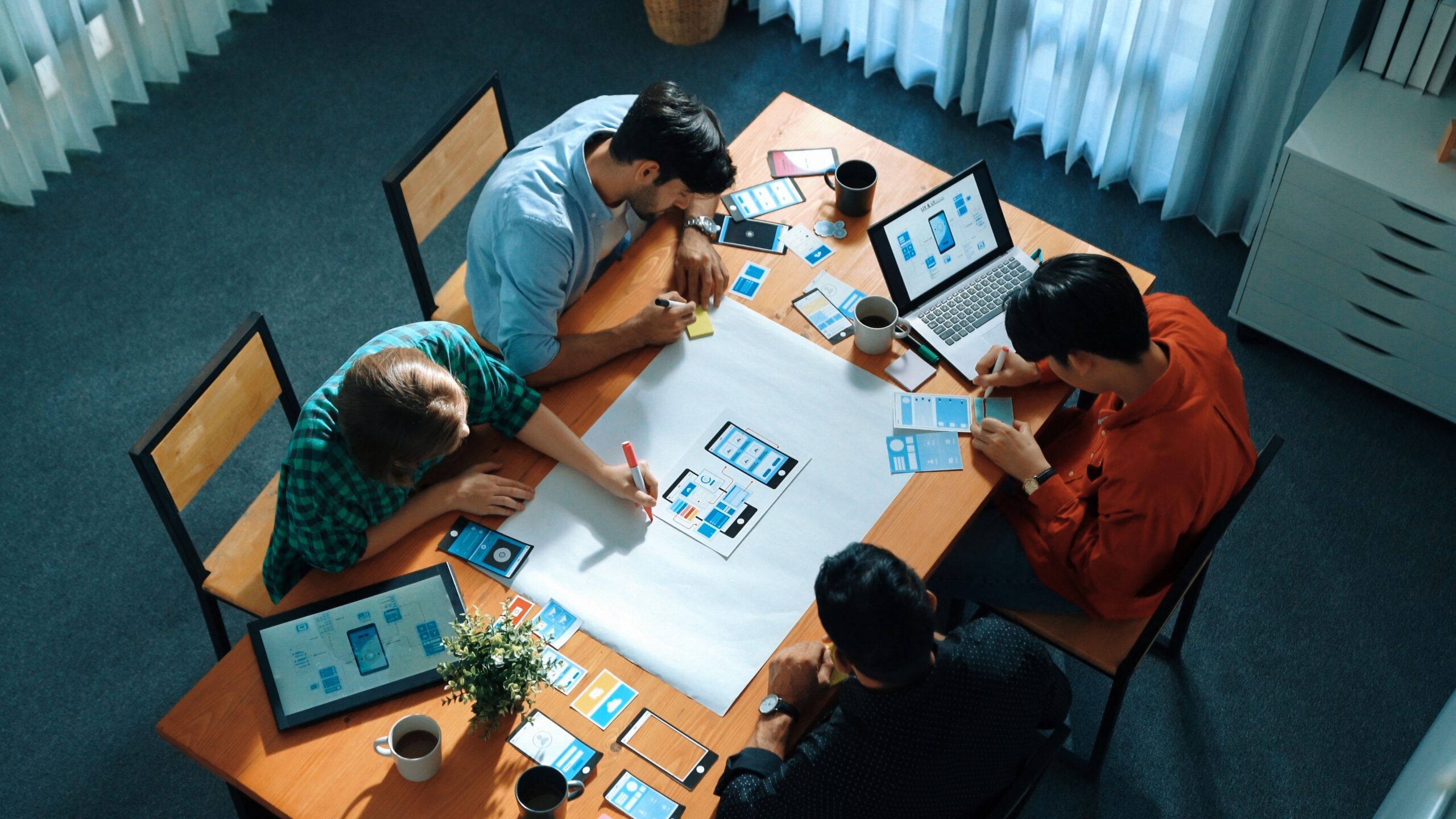 Marketingteam entwickelt digitale Strategien zur Steigerung der Sichtbarkeit im E-Commerce