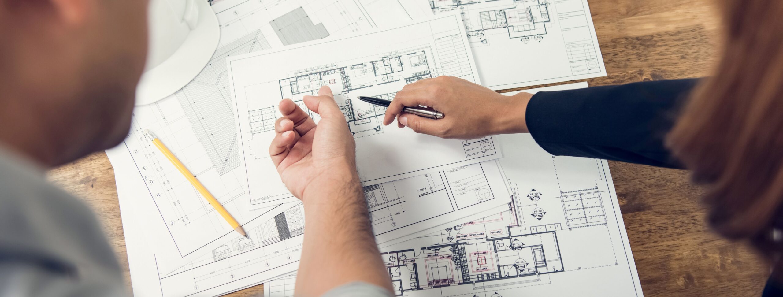 Ingenieur und Architekt diskutieren über das Layoutdesign des Elektroschemas vor dem Bau.