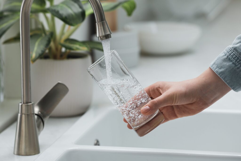 Wasserfilteranlage_Glas Wasser zapfen