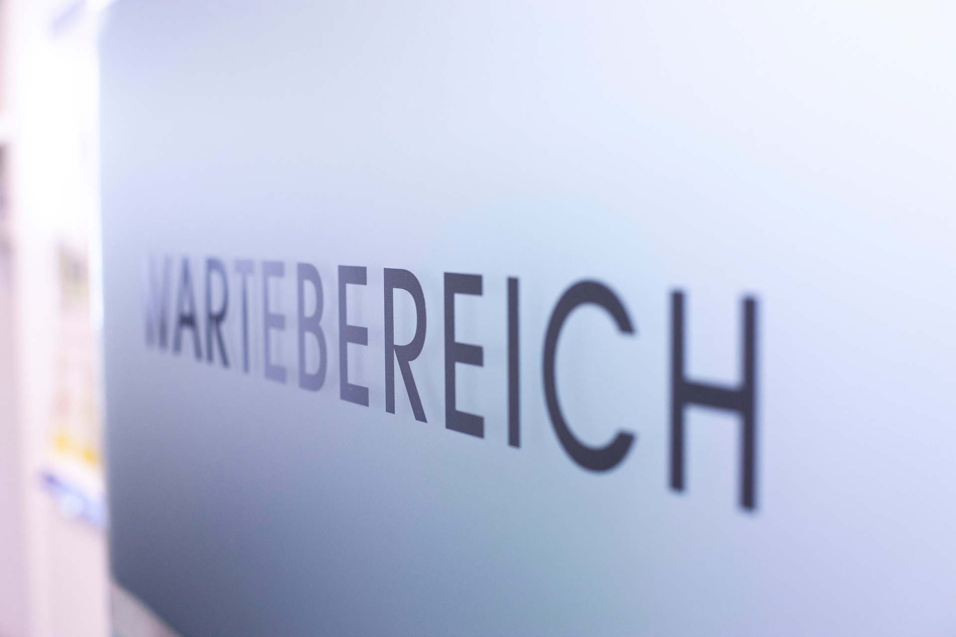 Eingang zum Wartebereich mit Beschriftung | Behandlungsstuhl

