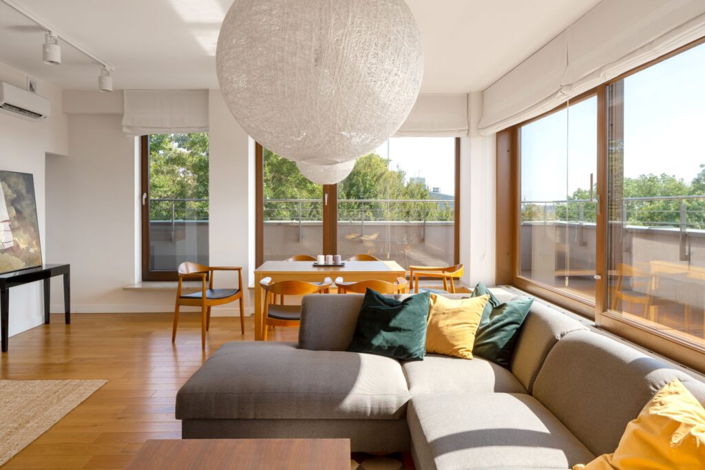 Lichtdurchflutetes Wohnzimmer mit maßgefertigten Holzrahmenfenstern in Wuppertal, kombiniert modernes Design mit Wohnkomfort.