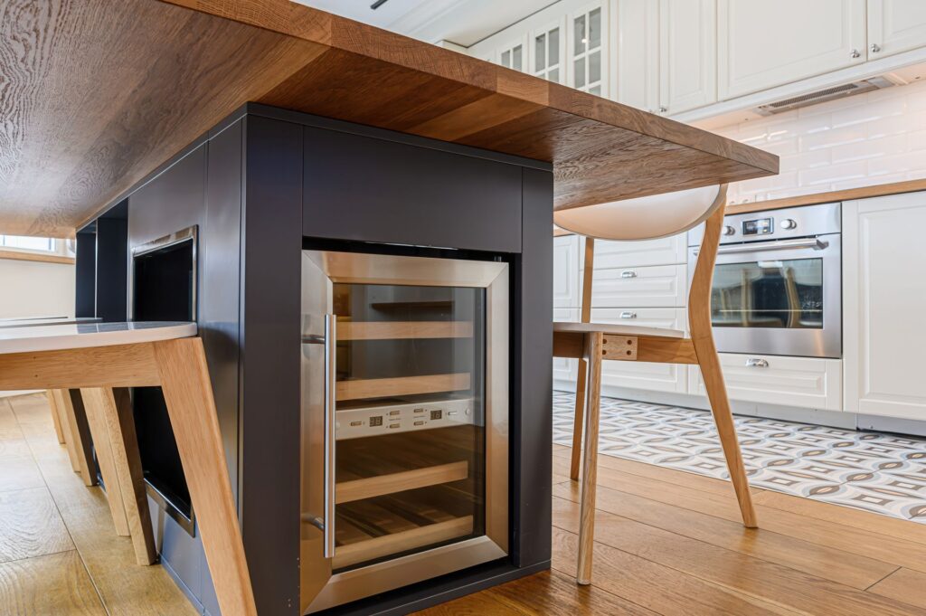Eingebauter Getränkekühlschrank in moderner Kücheninsel mit Holzdetails