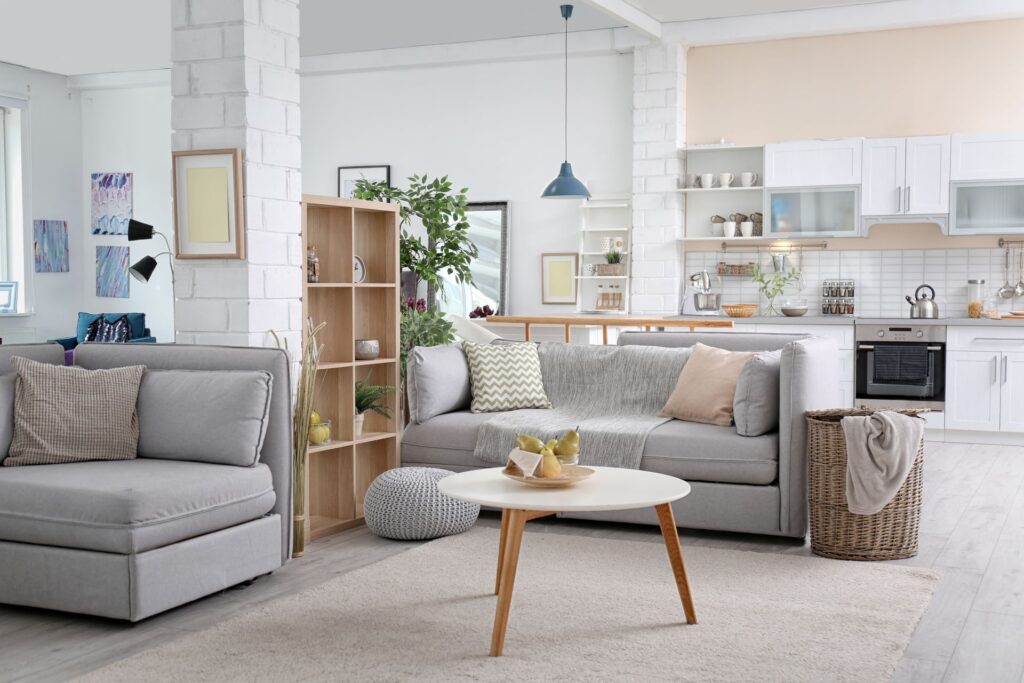 Helles Wohnzimmer mit offener Küche und Getränkekühlschrank im modernen Eigenheim
